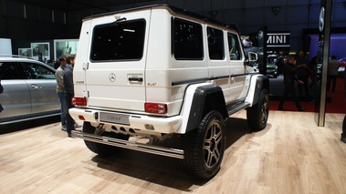 Mercedes G500 4x4² blanc 3/4 arrière droit