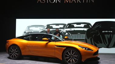 Salon de Genève 2016 - Aston Martin DB11 orange profil