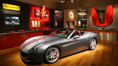 Salon de Genève 2016 - Ferrari California T anthracite 3/4 avant gauche