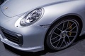 Salon de Genève 2016 - Porsche 991 Turbo S MkII gris jante