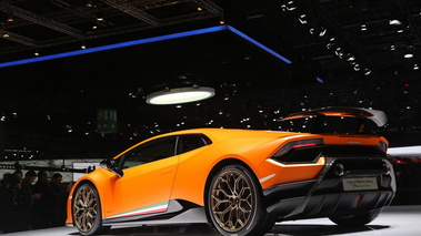 Salon de Genève 2017 - Lamborghini Huracan Performante orange 3/4 arrière gauche