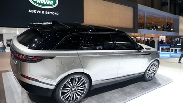 Salon de Genève 2017 - Range Rover Velar gris 3/4 arrière droit