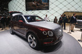 Salon de Genève 2018 - Bentley Bentayga Hybrid marron/gris 3/4 avant droit coffre ouvert