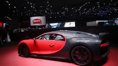 Salon de Genève 2018 - Bugatti Chiron Sport rouge/carbone profil