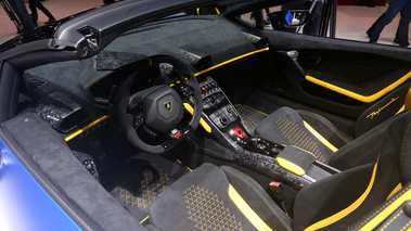 Salon de Genève 2018 - Lamborghini Huracan Performante Spider bleu mate intérieur