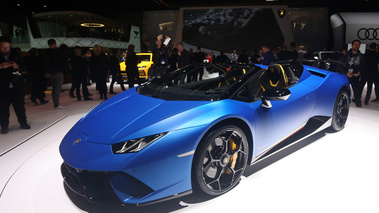 Salon de Genève 2018 - Lamborghini Huracan Performante Spyder bleu mate 3/4 avant gauche