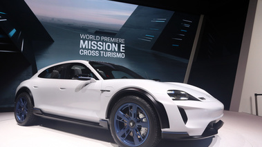 Salon de Genève 2018 - Porsche Mission E Cross Turismo 3/4 avant droit