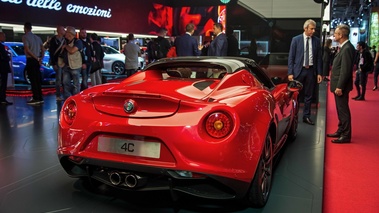 Mondial de l'Automobile de Paris 2016 - Alfa Romeo 4C Spider rouge 3/4 arrière droit