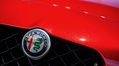 Mondial de l'Automobile de Paris 2016 - Alfa Romeo Giulia QV rouge logo calandre