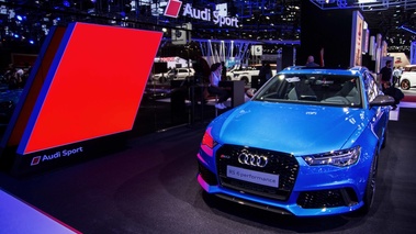 Mondial de l'Automobile de Paris 2016 - Audi RS6 Performance bleu face avant