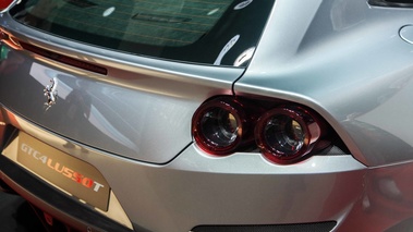 Mondial de l'Automobile de Paris 2016 - Ferrari GTC/4 Lusso T gris feux arrière
