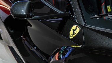 Mondial de l'Automobile de Paris 2016 - Ferrari LaFerrari Aperta noir écusson d'aile