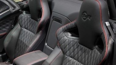 Mondial de l'Automobile de Paris 2016 - Jaguar F-Type Roadster SVR noir sièges