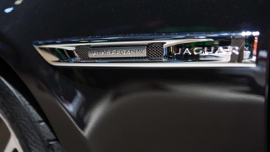 Mondial de l'Automobile de Paris 2016 - Jaguar XJ L Autobiography anthracite logo aile avant