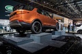 Mondial de l'Automobile de Paris 2016 - Land Rover Discovery V orange 3/4 arrière droit