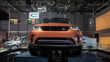 Mondial de l'Automobile de Paris 2016 - Land Rover Discovery V orange face avant