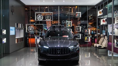 Mondial de l'Automobile de Paris 2016 - Maserati Levante noir face avant