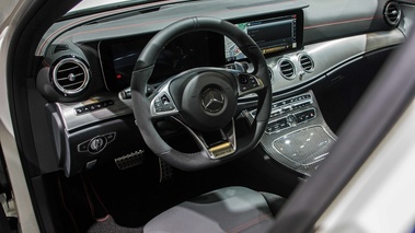 Mondial de l'Automobile de Paris 2016 - Mercedes E43 AMG Estate blanc intérieur