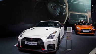Mondial de l'Automobile de Paris 2016 - Nissan GTR Nismo blanc face avant