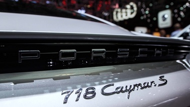 Mondial de l'Automobile de paris 2016 - Porsche 718 Cayman S gris logo capot-moteur