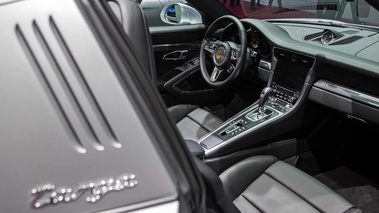 Mondial de l'Automobile de paris 2016 - Porsche 991 Targa 4 gris intérieur