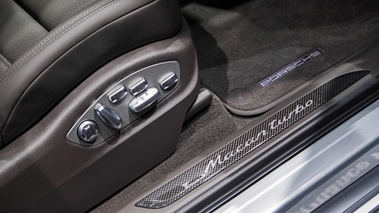 Mondial de l'Automobile de paris 2016 - Porsche Macan Turbo Pack Performance gris pas de porte