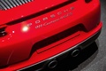 Mondial de l'Automobile de Paris 2018 - Porsche 991 Carrera 4 GTS rouge logos capot moteur