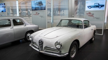 Museo Alfa Romeo - 1900 Super Sprint blanc 3/4 avant gauche