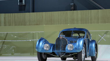 Rétromobile 2012 - Bugatti Type 57 SC Atlantic bleu 3/4 avant gauche