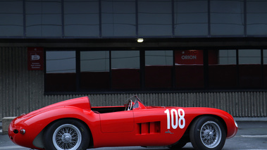Rétromobile 2012 - Maserati rouge profil