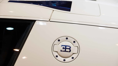 Rétromobile 2017 - Bugatti Veyron Super Sport blanc trappe à essence