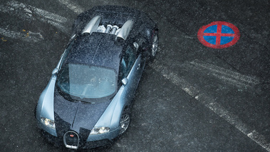 Rétromobile 2018 - Bugatti Veyron bleu/bleu 3/4 avant gauche vue de haut