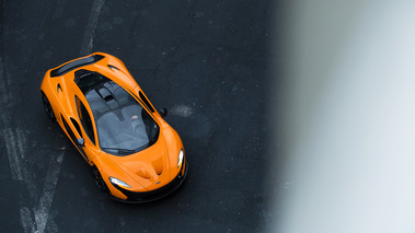 Rétromobile 2018 - McLaren P1 orange 3/4 avant droit vue de haut