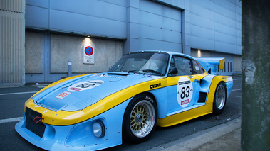 Rétromobile 2018 - Porsche 935 bleu/jaune 3/4 avant gauche