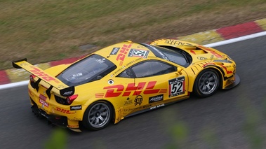 Ferrari 458 GT3 jaune 3/4 arrière droit filé vue de haut