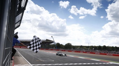 F1 GP Angleterre 2014 Mercedes Hamilton ligne d'arrivée