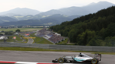 F1 GP Autriche 2015 Mercedes Hamilton profil vue circuit