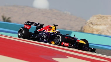 F1 GP Bahreïn 2013 Red Bull Vettel 3/4 avant