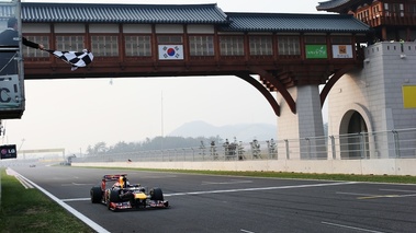 F1 GP Corée du Sud 2012 Red Bull arrivée drapeau à damiers Psy