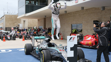 F1 GP Etats-Unis 2015 Mercedes Hamilton saut voiture