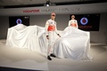 Lancement McLaren 2012 MP4-27 3/4 avant avec drap et pilotes