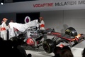 Lancement McLaren 2012 MP4-27 3/4 avant pilotes qui enlèvent le drap