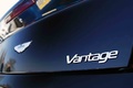 Cars & Coffee Paris - Aston Martin V8 Vantage Roadster noir logo coffre