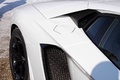 Cars & Coffee Paris - Lamborghini Aventador blanc trappe à essence