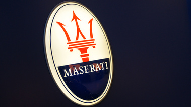 Concession Pozzi - logo Maserati mur