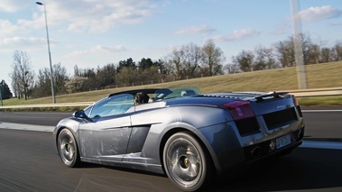 Les Etoiles de Normandie - Lamborghini Gallardo Spyder anthracite 3/4 arrière gauche travelling penché