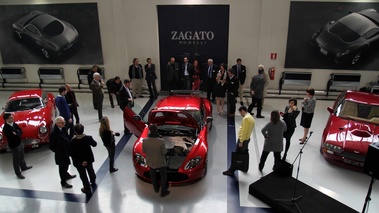 Présentation Aston Martin V12 Zagato - Aston Martin V12 Zagato rouge face avant capot ouvert vue de haut