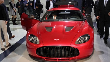 Présentation Aston Martin V12 Zagato - Aston Martin V12 Zagato rouge face avant porte ouverte