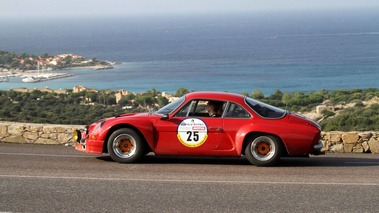 Trophée en Corse - Alpine A110 rouge profil