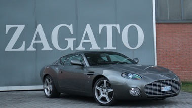 Visite de l'usine Zagato - Aston Martin DB7 Zagato vert 3/4 avant droit